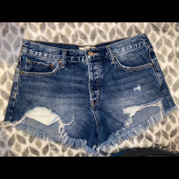 Free People Pants - FREE PEOPLE cut off denim shorts - size 29